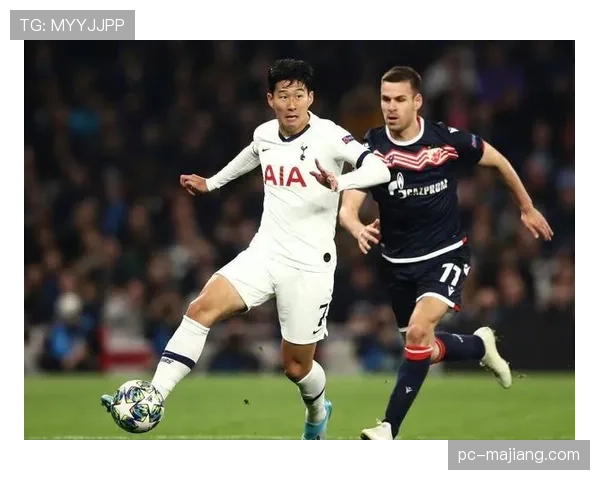 特写：老将布斯克茨重返诺坎普观战，接受全场球迷起立致敬