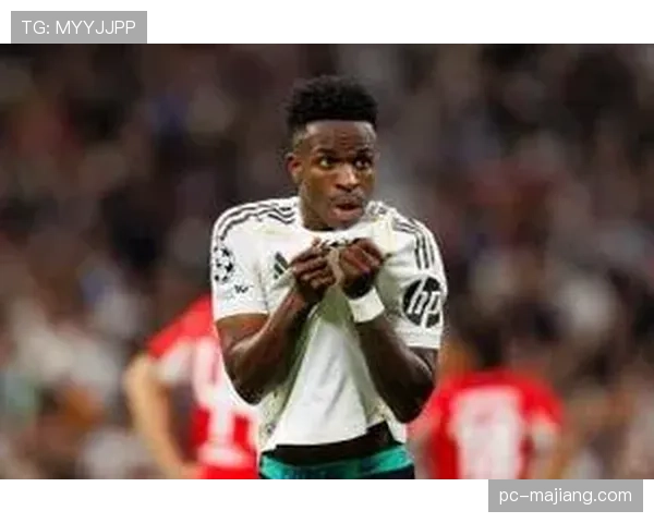 即时：维尼修斯突破造点，本泽马主罚命中扳平比分